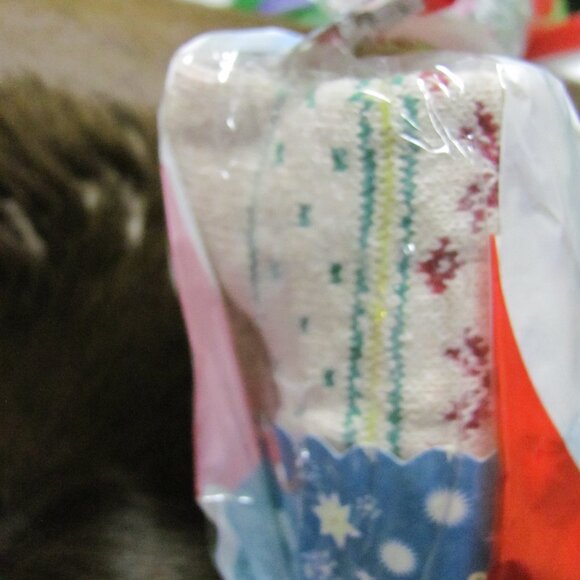 CHRISTMAS CUPCAKE SOCK PACKAGE NIP SET OF 2 - Picture 8 of 8